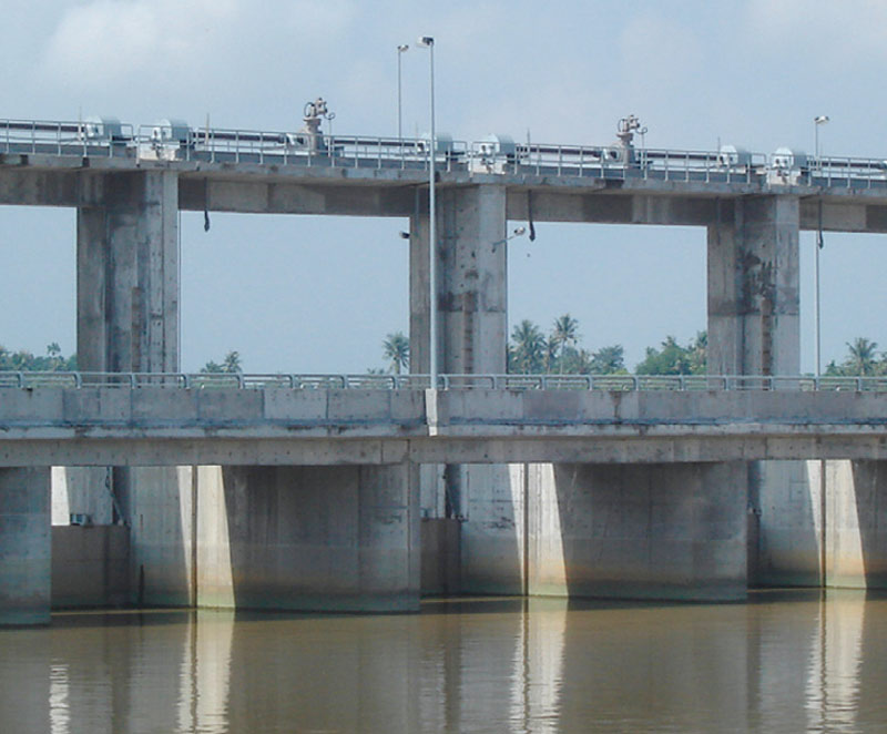 Flood barrier with actuators