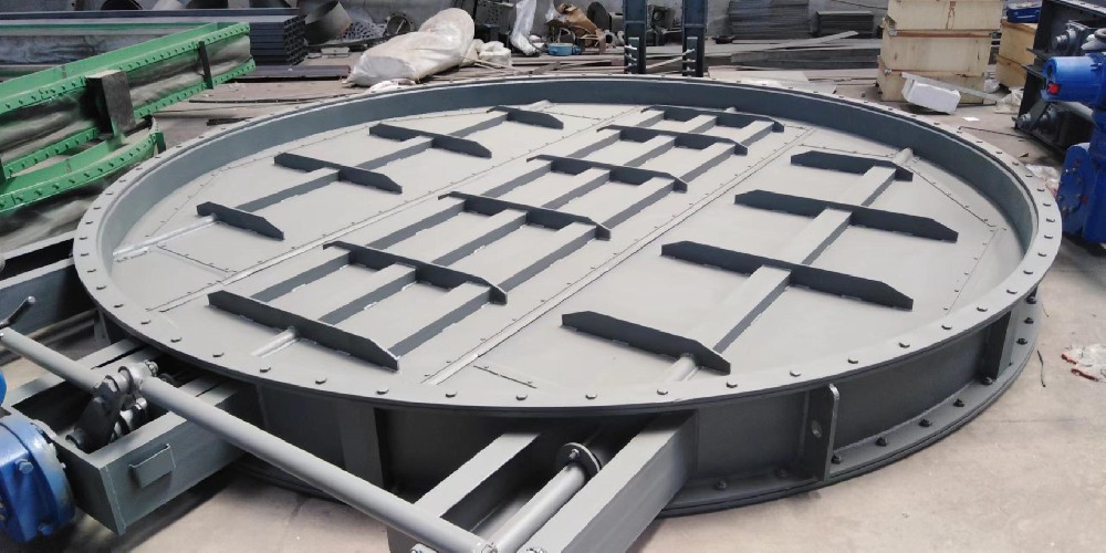 Large circular isolation damper with double stiffened blades and electric actuator
